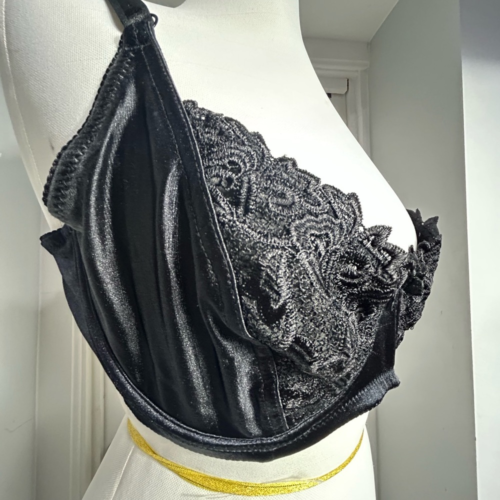 Elegant Black Lace Bralette - Picture 6 of 9